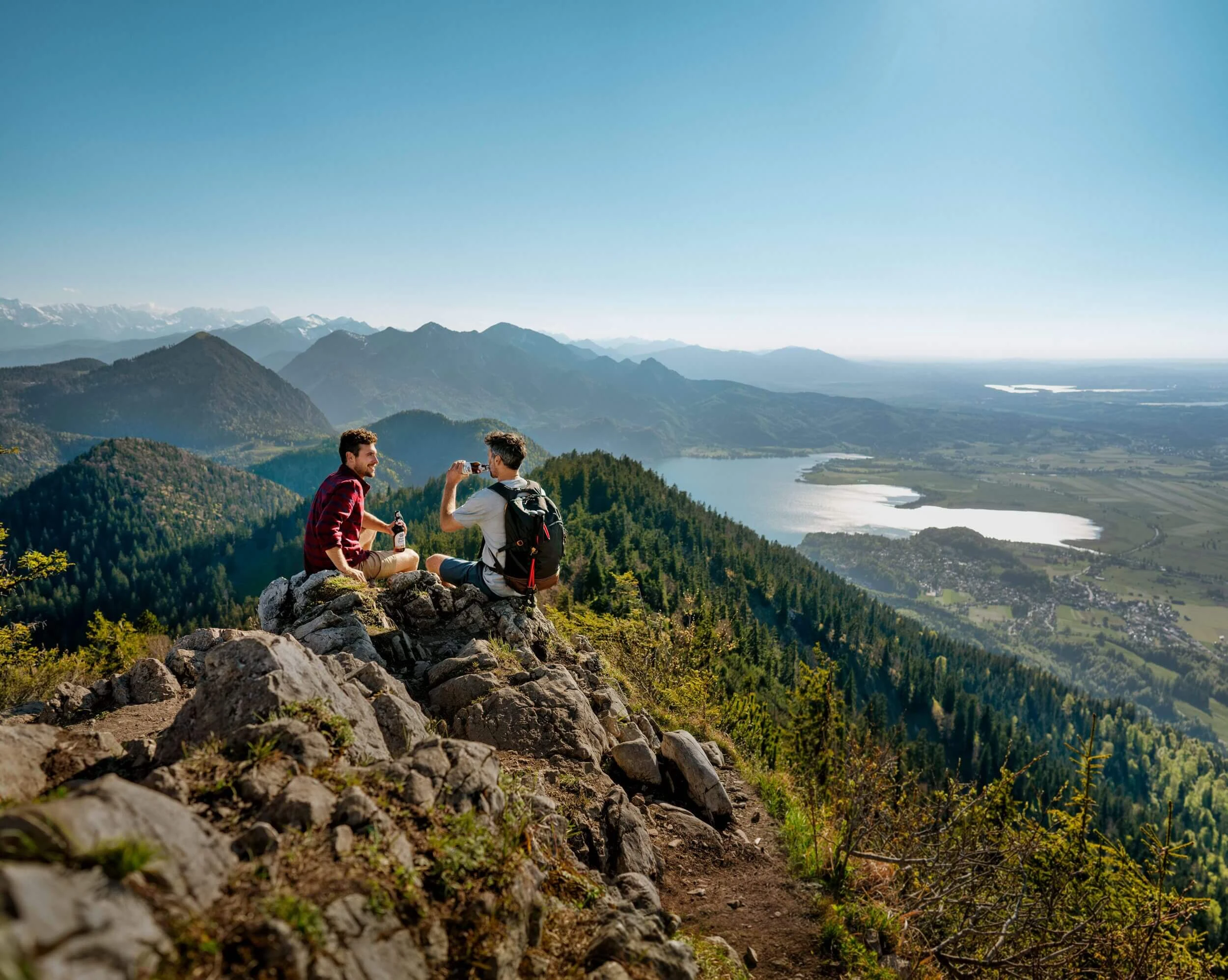 berglandschaft-mit-menschen-und-bier